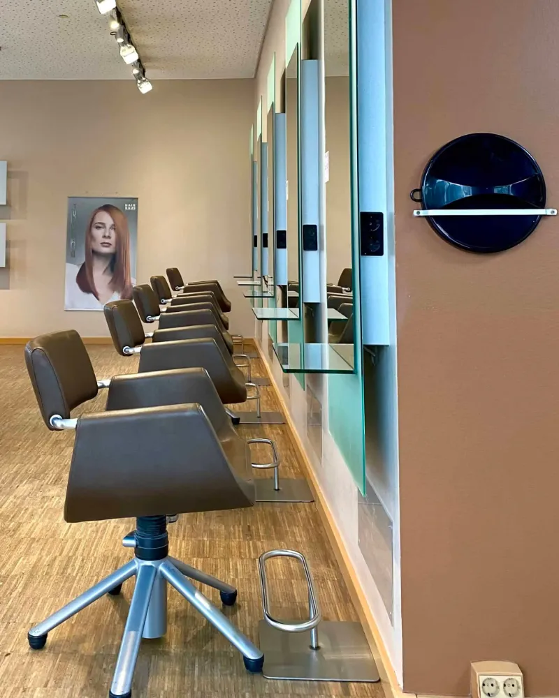 Bedienplätze und Wanduhr im Salon Melitta Lang