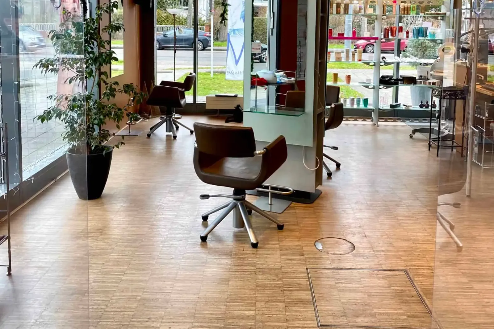 Bedienplatz und Fensterfront im Salon Melitta Lang