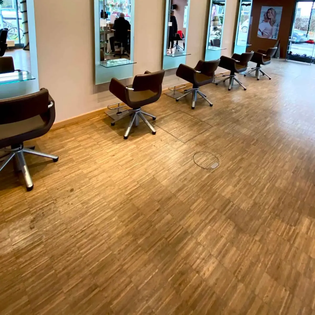 Blick durch den Salon mit Spiegeln und Bedienplätzen